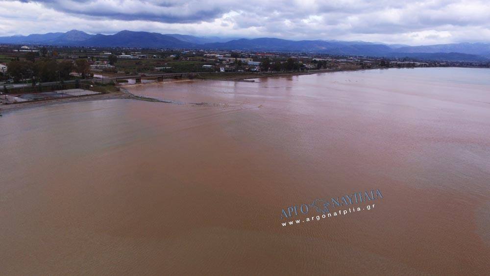 Καφέ έγινε η θάλασσα της Νέας Κίου (Video)