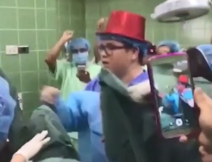 Γιατροί κάνουν πρωτοχρονιάτικο πάρτι πάνω από ετοιμόγεννη που σφαδάζει από τους πόνους (Video)