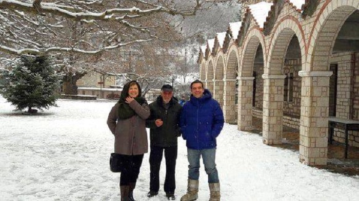 Ο Τσίπρας με τζιν και μπουφάν στα χιόνια της Ηπείρου (Photos)