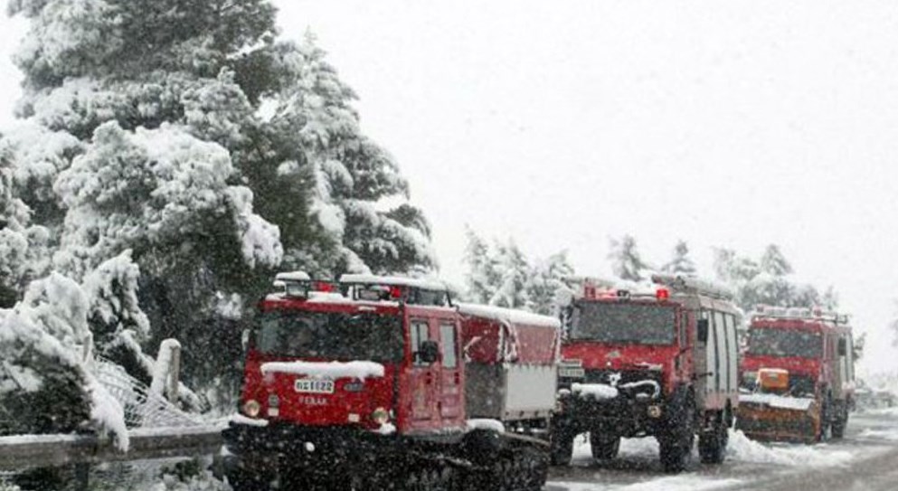 Πυροσβέστες για όλες τις…δουλειές μέσα στα χιόνια