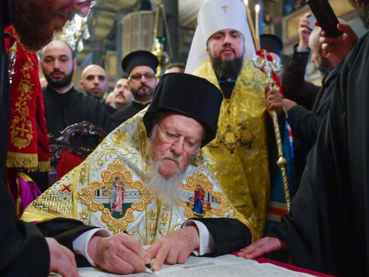 Ο Βαρθολομαίος υπέγραψε την αυτοκεφαλία της Ουκρανικής Εκκλησίας
