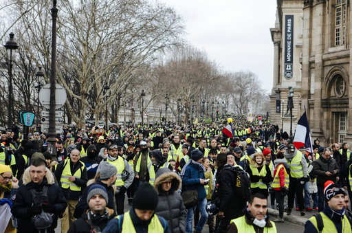 Παρίσι: Σε εξέλιξη άλλη μια επεισοδιακή συγκέντρωση των Κίτρινων Γιλέκων (Photos+Video)