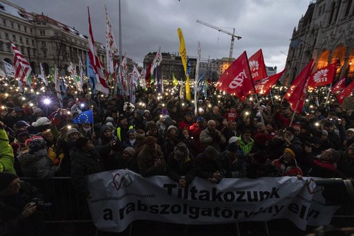 Ογκώδης αντικυβερνητική διαδήλωση στην Βουδαπέστη με σύνθημα «Δεν θα γίνουμε σκλάβοι»! (Video)