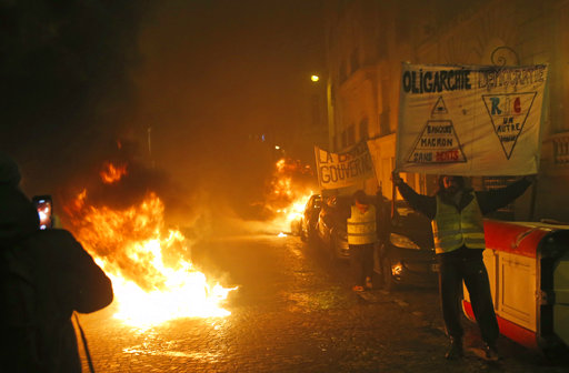 Πάνω από 50.000 Κίτρινα Γιλέκα στους δρόμους – Εισβολή διαδηλωτών με… εργοταξιακό μηχάνημα στα γραφεία του κυβερνητικού εκπροσώπου (Photos+Videos)