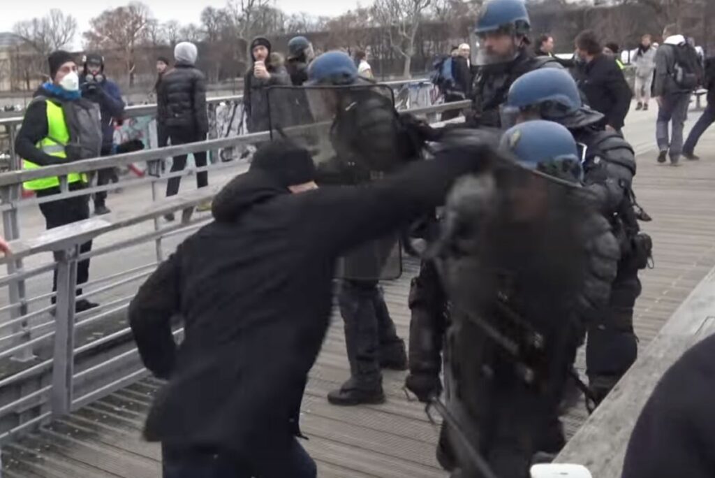 Τα «Κίτρινα Γιλέκα» συγκεντρώνουν χρήματα για την υπεράσπιση του μποξέρ που γρονθοκόπησε Γάλλο αστυνομικό (Video)