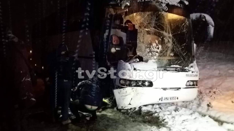 Λεωφορείο του ΚΤΕΛ συγκρούστηκε με αλατιέρα στο Αλιβέρι (Photos)
