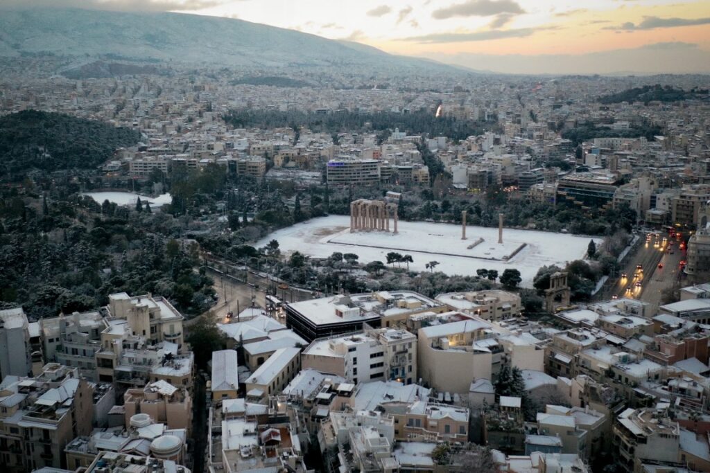 Η χιονισμένη Αθήνα από ψηλά (Video)