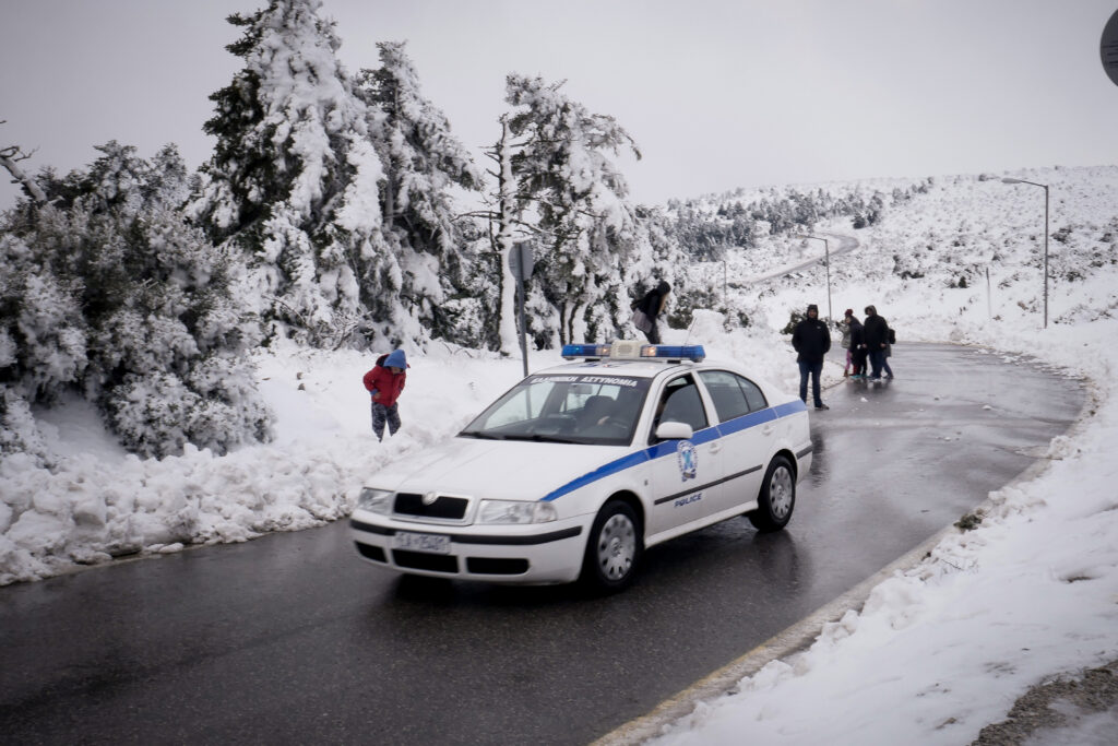 Θεσσαλονίκη: Πατέρας εγκλωβίστηκε με το ενός έτους παιδί του στο αυτοκίνητο – Στους 70 πόντους το χιόνι
