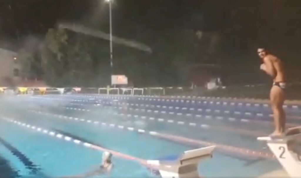 Γέρακας: Κολυμβητές έκαναν βουτιά σε ανοιχτή πισίνα ενώ χιόνιζε (Video)