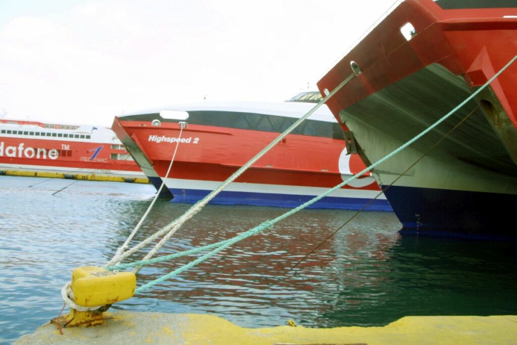 Δεμένα τα πλοία στο λιμάνι του Πειραιά – Σε ισχύ απαγόρευση απόπλου λόγω των ισχυρών ανέμων