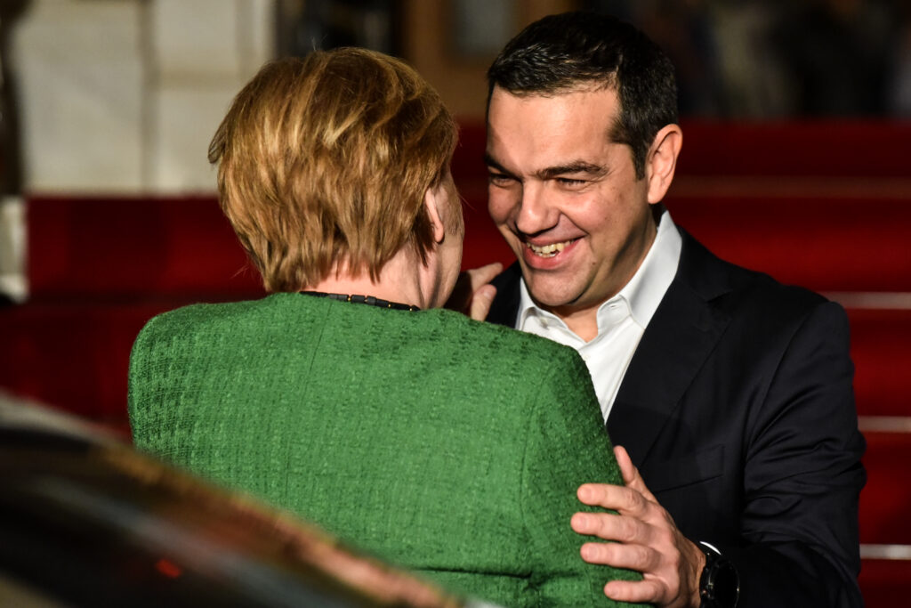 Δηκτικός τίτλος βελγικού ΜΜΕ για Μέρκελ: «Μεταμέλεια, αλλά χωρίς επανορθώσεις» στην Αθήνα