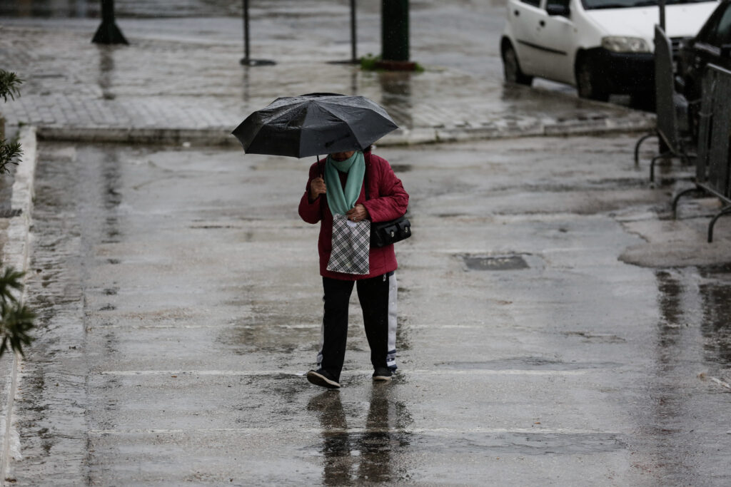 Η «Υπατία» παραμένει με βροχές και καταιγίδες