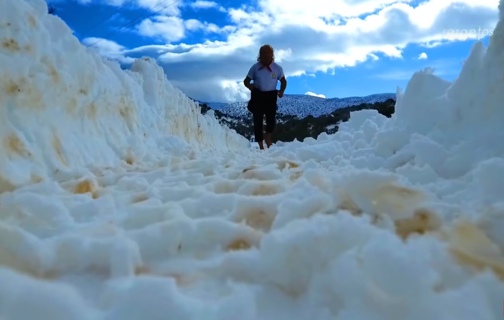 Μαραθωνοδρόμος έτρεχε ξυπόλυτος στον χιονισμένο Ψηλορείτη (Video)