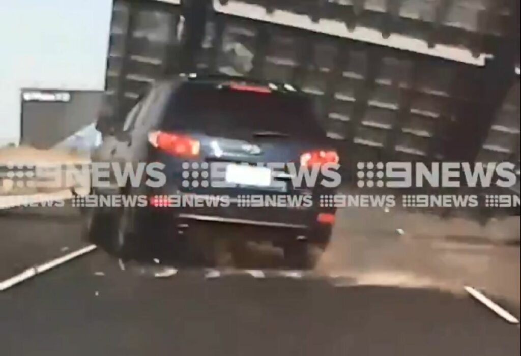 Πινακίδα έπεσε πάνω σε διερχόμενο όχημα σε αυτοκινητόδρομο στη Μελβούρνη (Video)