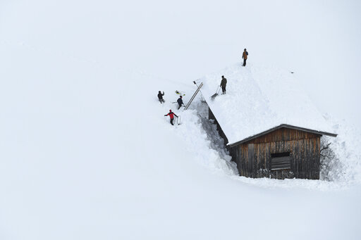 Αυστρία: Τα χιόνια «πνίγουν» τη χώρα – Μαθητές απομακρύνθηκαν με ελικόπτερα από χειμερινό θέρετρο