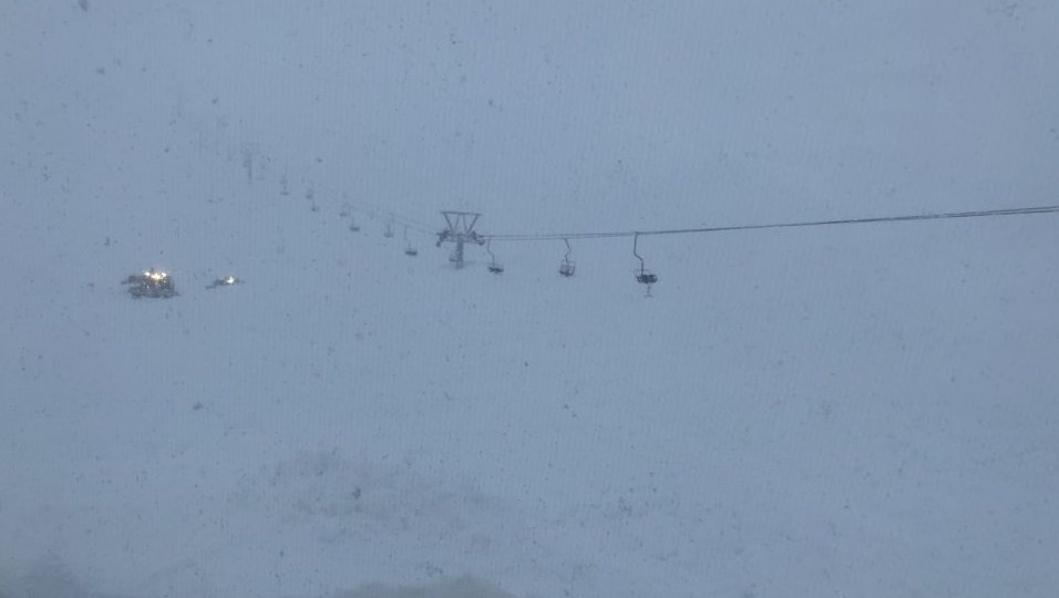 Πάτρα: Χιονοστιβάδα κατέστρεψε πυλώνα του αναβατήρα στο χιονοδρομικό κέντρο Καλαβρύτων (εικόνες)