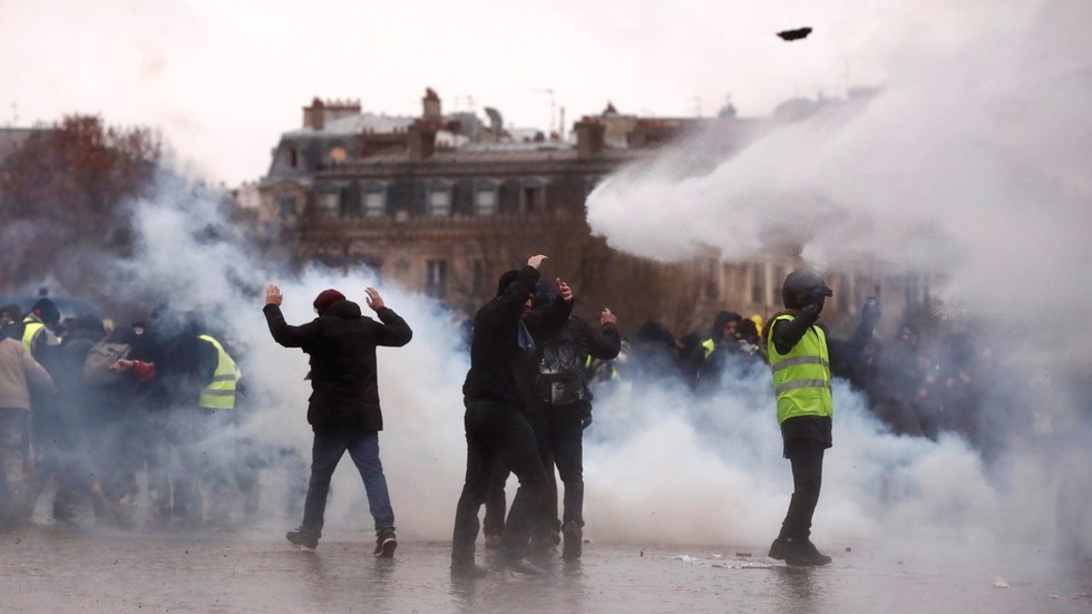 Πλαστικές σφαίρες και δακρυγόνα σε ένα ακόμα Σάββατο άγριων συμπλοκών στο Παρίσι (Photos+Videos)