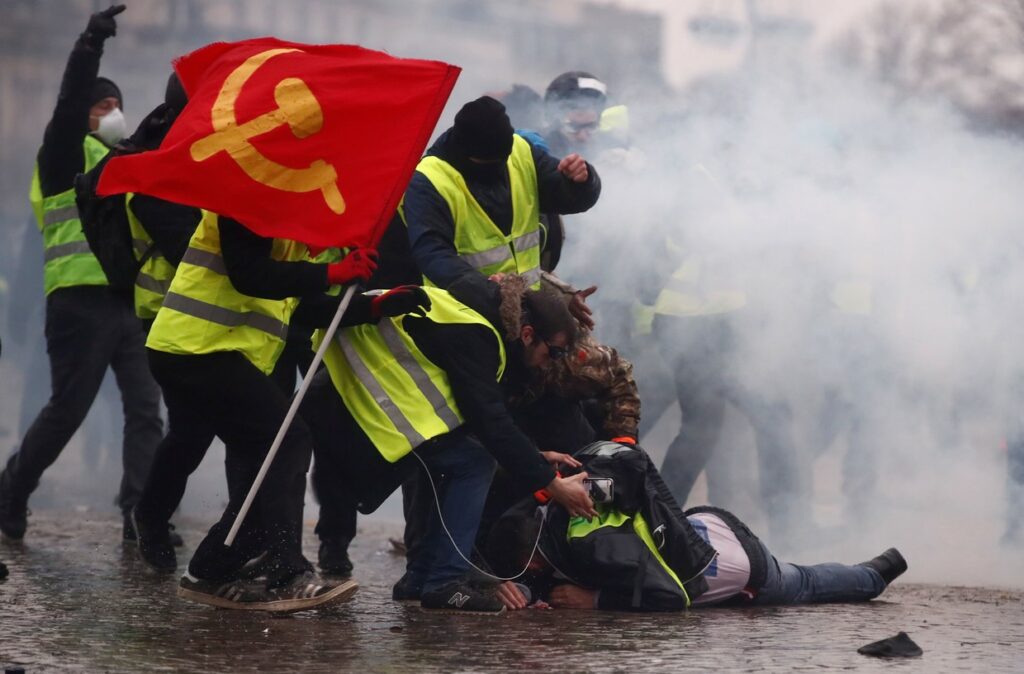 Κόκκινες σημαίες και… σφυροδρέπανα ξανά στους δρόμους του φλεγόμενου Παρισιού (Video)