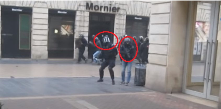 Βίντεο-σοκ από τη Γαλλία: Αστυνομικός με πολιτικά πυροβολεί στο «ψαχνό» με φλας μπολ  διαδηλωτή