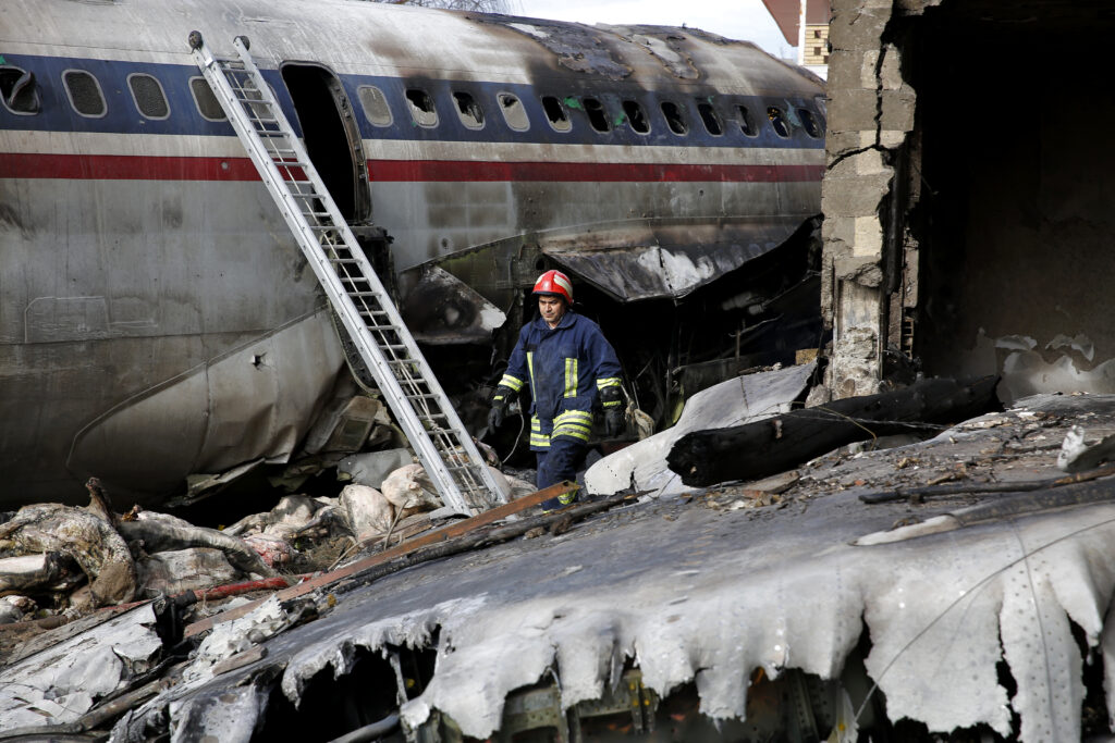 Σοκάρουν οι φωτογραφίες από την πτώση του boeing στην Τεχεράνη (Photo -Video)