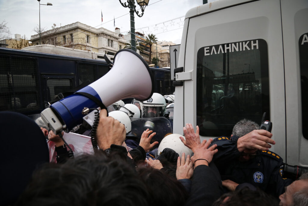 Επεισόδια μικρής έκτασης στο συλλαλητήριο των εκπαιδευτικών (Photos)