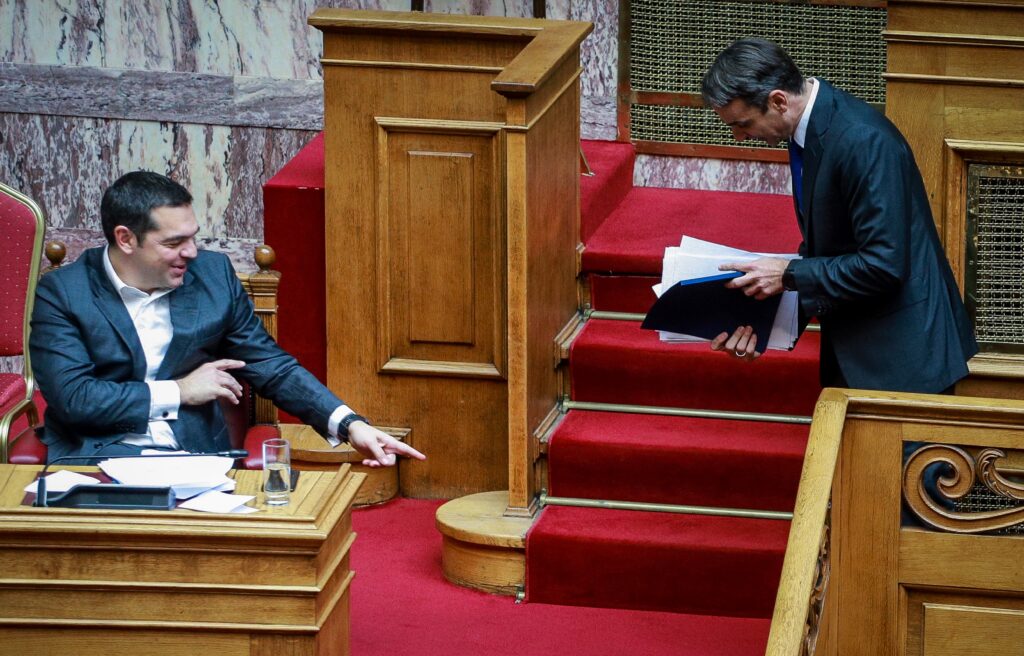 «Γαλλικές ευγένειες» στη Βουλή: Κυριάκο κάτι σου ΄πεσε! (Photos)