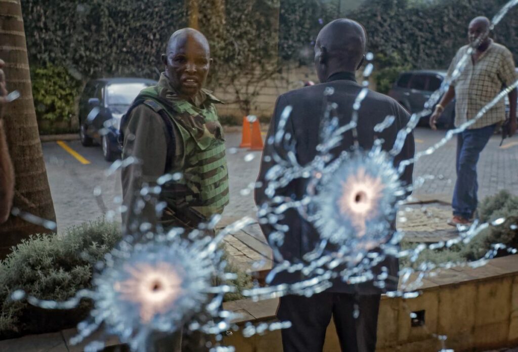 Πέντε νεκροί από επίθεση ενόπλων σε ξενοδοχείο στο Ναϊρόμπι (Photos)