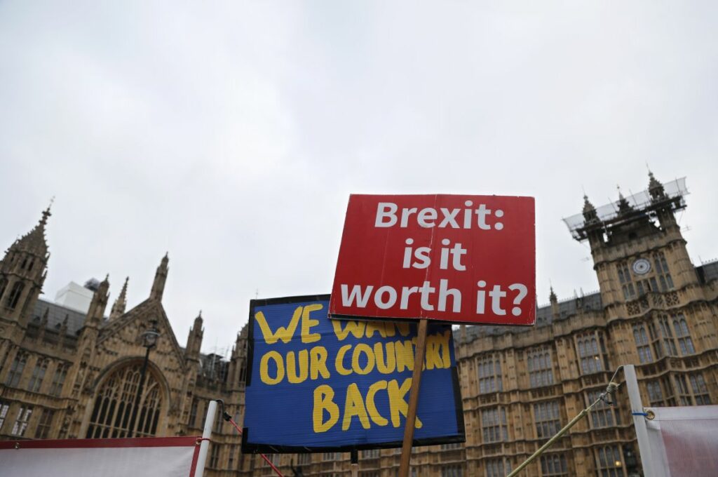 «Πυρετός» στο βρετανικό κοινοβούλιο για την ψηφοφορία για το Brexit – Μέι: Νέο δημοψήφισμα θα έφερνε διχασμό (Photos)