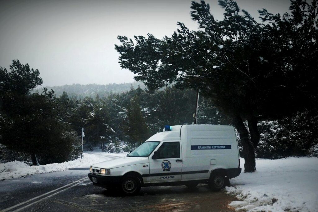 Διεκόπη η κυκλοφορία στη λεωφόρο Πάρνηθας και την περιφερειακή οδό Πεντέλης – Νέας Μάκρης εξαιτίας της χιονόπτωσης