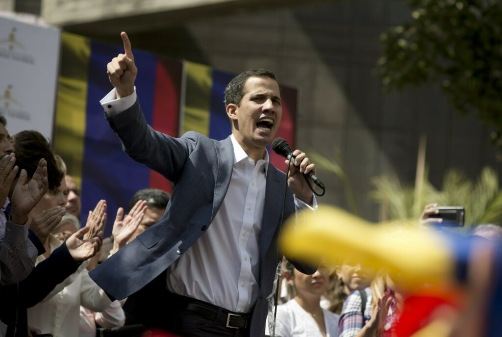 Βενεζουέλα: Αυτός είναι ο Γκουαϊδό – Τον στηρίζουν οι ΗΠΑ και η μάχη με τον Μαδούρο μέσω …wikipedia