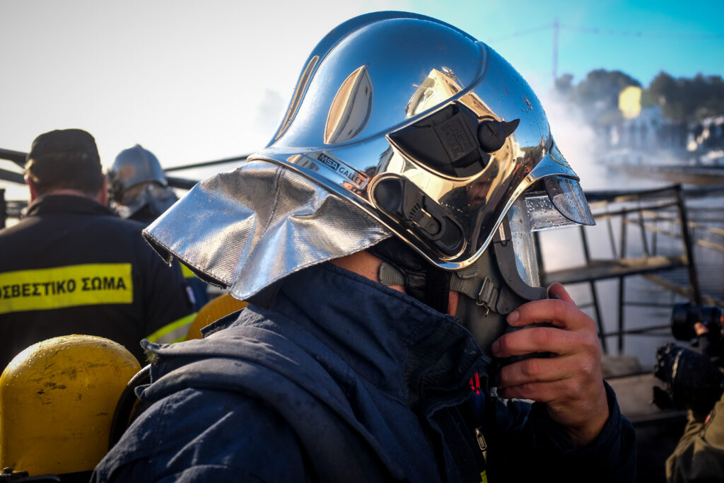 Λέσβος: Φωτιά σε μεγάλη σκηνή στη Μόρια (Video + Photos)