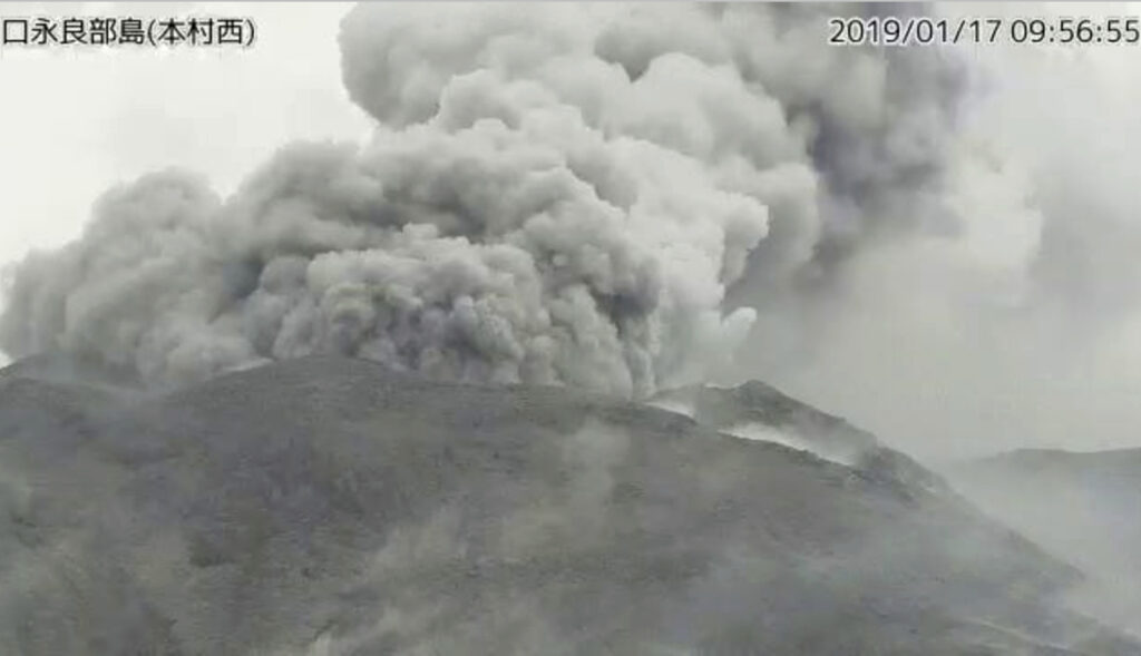 Ιαπωνία: Έκρηξη ηφαιστείου σε νησί – Συναγερμός – Τέφρα σε ύψος 6 χιλομέτρων (Video & Photo)