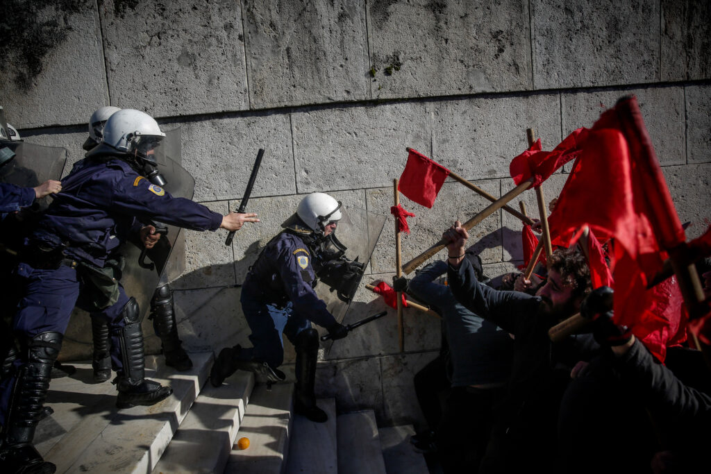 Ολοκληρώθηκε η συγκέντρωση των εκπαιδευτικών – Μικροένταση στο Σύνταγμα (Photos)