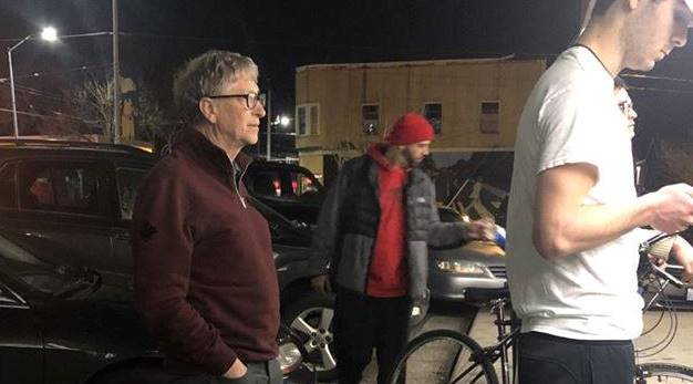 Ο Μπιλ Γκέιτς περιμένει στην ουρά για να πάρει μπέργκερ και γίνεται viral (Photo)