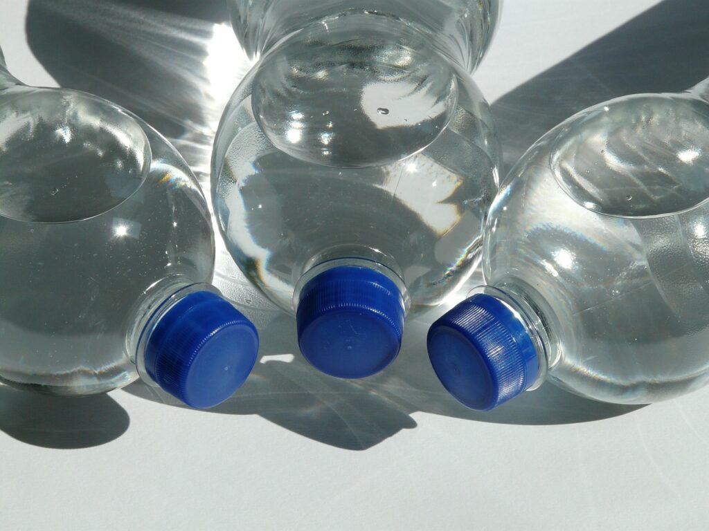 6 τρόποι για να αξιοποιήσετε τα πλαστικά μπουκάλια (Video)
