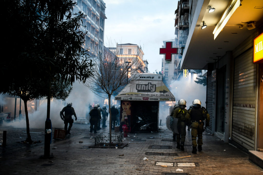 Επίθεση με μαχαίρι σε διαδηλωτή στα Εξάρχεια – Τον πέρασαν για «ζητά»