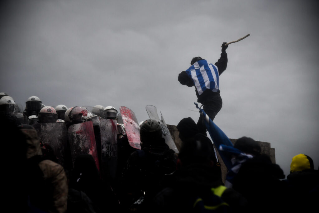 Ο ξένος τύπος περιγράφει το συλλαλητήριο – «Δεξιοί εξτρεμιστές προσπάθησαν να μπουν στη Βουλή»