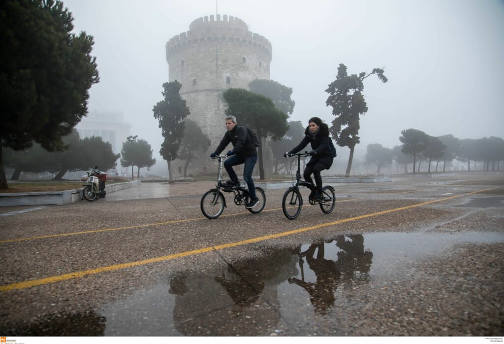 Θεσσαλονίκη: Πυκνή ομίχλη καλύπτει την πόλη – Χωρίς ιδιαίτερα προβλήματα οι πτήσεις