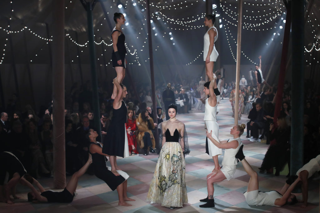 Ο οίκος Dior παρουσιάζει σε τσίρκο την κολεξιόν Άνοιξη/Καλοκαίρι 2019 (Photos + Video)