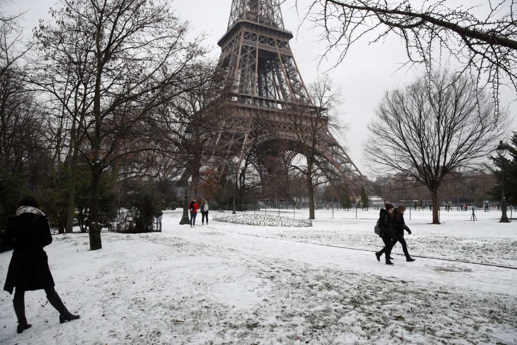 Το Παρίσι είναι το ίδιο μαγευτικό και χιονισμένο (Photos)