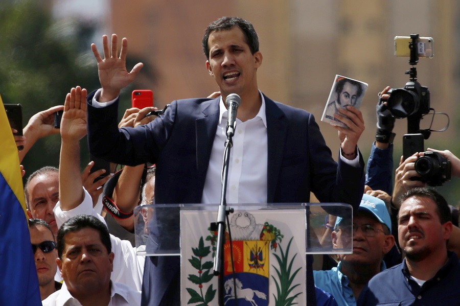 Βενεζουέλα: Ο Τραμπ αναγνώρισε τον ηγέτη της αντιπολίτευσης ως «προσωρινό πρόεδρο» της χώρας