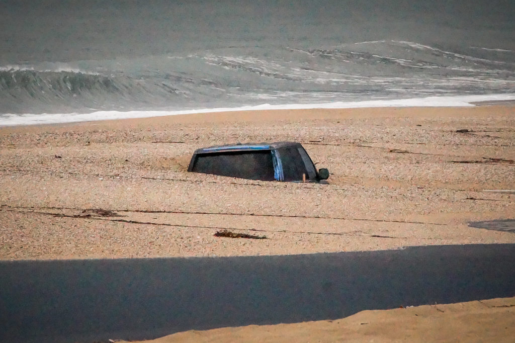 Πρέβεζα: Αυτοκίνητο θαμμένο στην άμμο! (Photos)