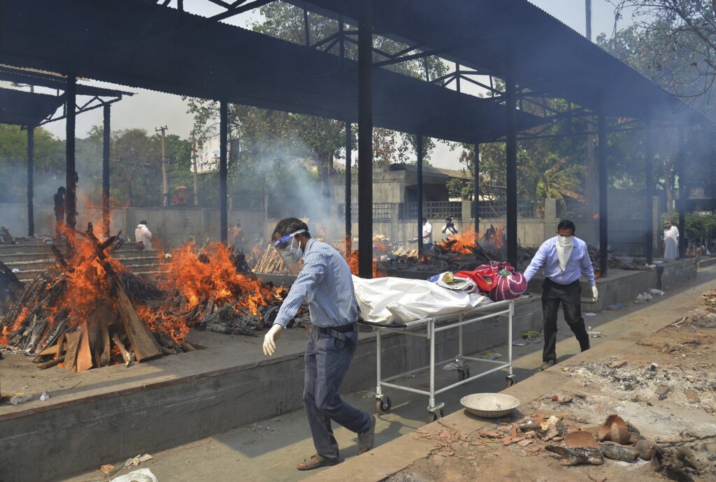 Ινδία: Ρεκόρ θανάτων με ελλείψεις σε κλίνες και οξυγόνο – Γέμισαν αποτεφρωτήρια και νεκροτομία