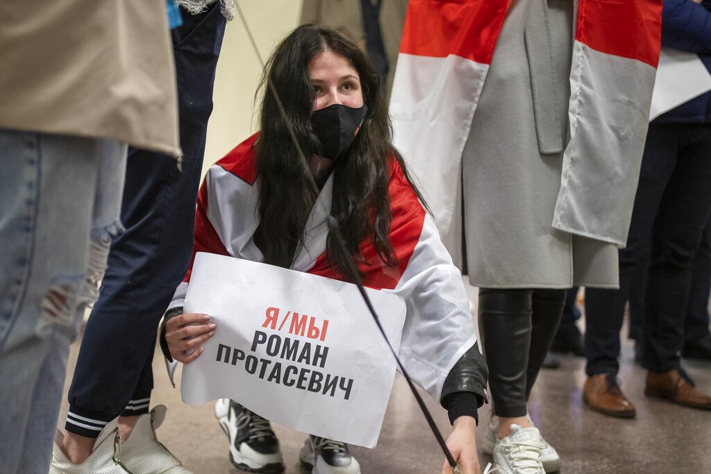 Διεθνής Τύπος: Επεισοδιακή σύλληψη Λευκορώσου ακτιβιστή στο Μινσκ – Τραγικό δυστύχημα με τελεφερίκ στην Ιταλία