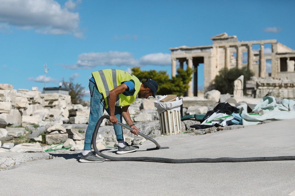 Der Standard: Ο άσχημος αυτοκινητόδρομος του Μητσοτάκη πάνω στην Ακρόπολη