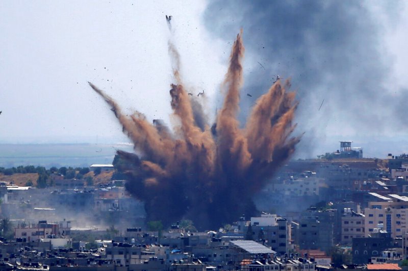 Γάζα: Κατέρρευσε από τους ισραηλινούς βομβαρδισμούς το κτίριο όπου στεγάζονται το Associated Press και το Al Jazeera