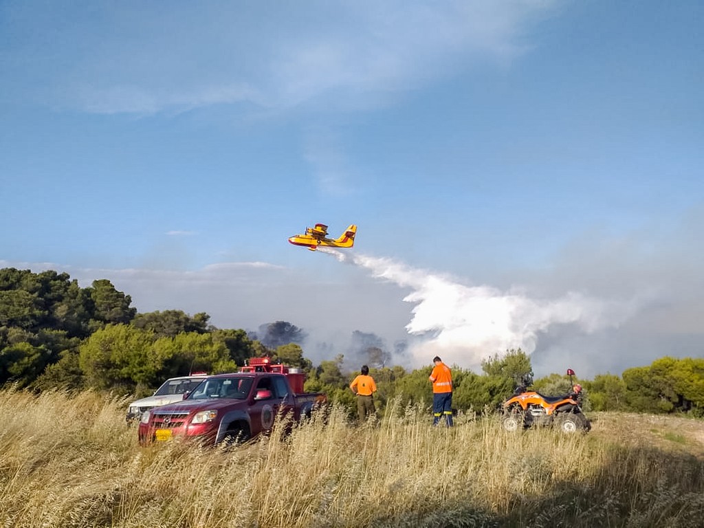 Πυρκαγιά στα Ίσθμια: Κοντά σε σπίτια έχουν φτάσει οι φλόγες