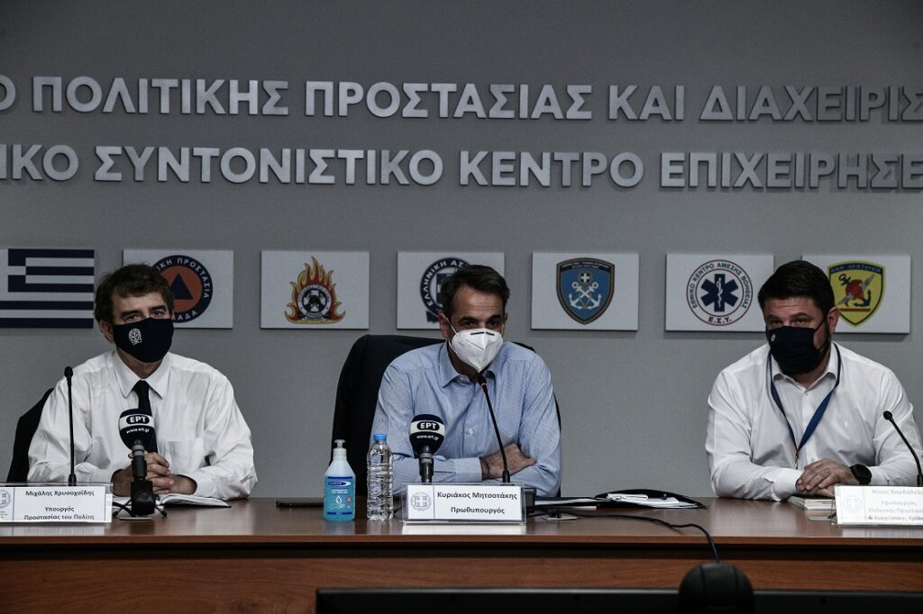 Μητσοτάκης: Όλα καλά με τον κρατικό μηχανισμό, φταίει ο καιρός και αγρότης που έκαιγε ξερόκλαδα
