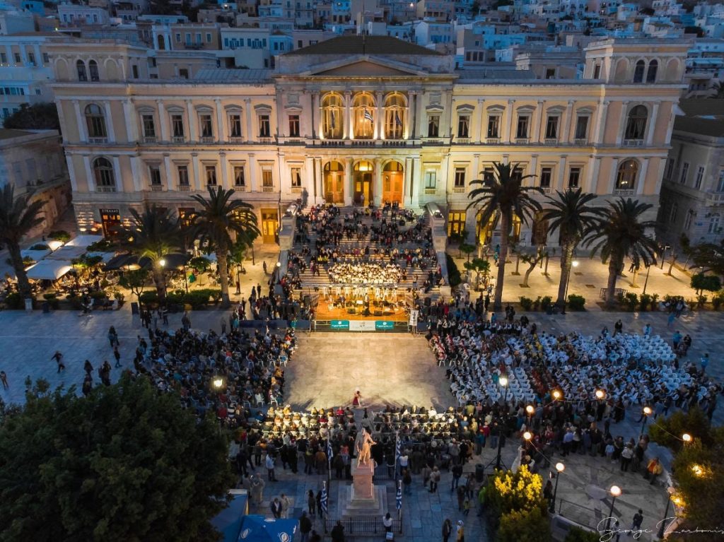 Φεστιβάλ παραδοσιακών χορών στη Σύρο