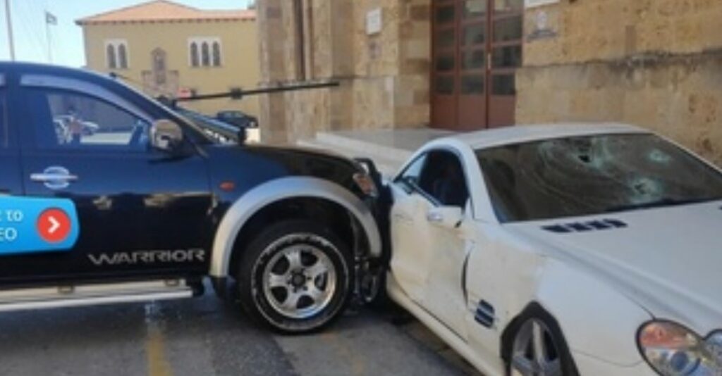 Ρόδος: Αστυνομικός έσπασε με βαριοπούλα το αυτοκίνητο του διευθυντή του (video)